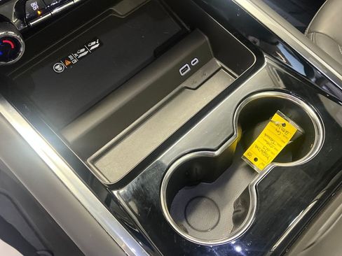 Used 2025 Chevrolet Tahoe Z71 w/ Comfort Package image 32