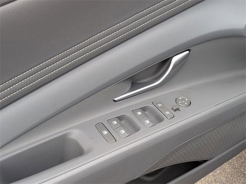 Used 2025 Hyundai Elantra Sport image 9