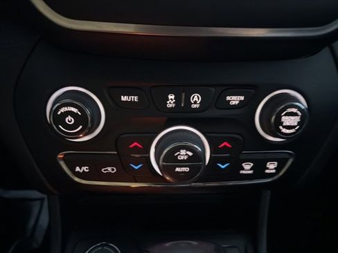 Used 2022 Jeep Cherokee Latitude Lux image 17