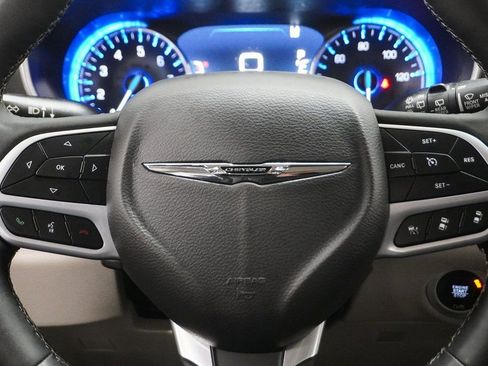 Certified 2024 Chrysler Pacifica Touring-L image 22