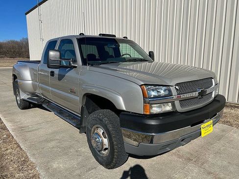 Used 2004 Chevrolet Silverado 3500 4x4 Extended Cab w/ Heavy-Duty Power Package image 2