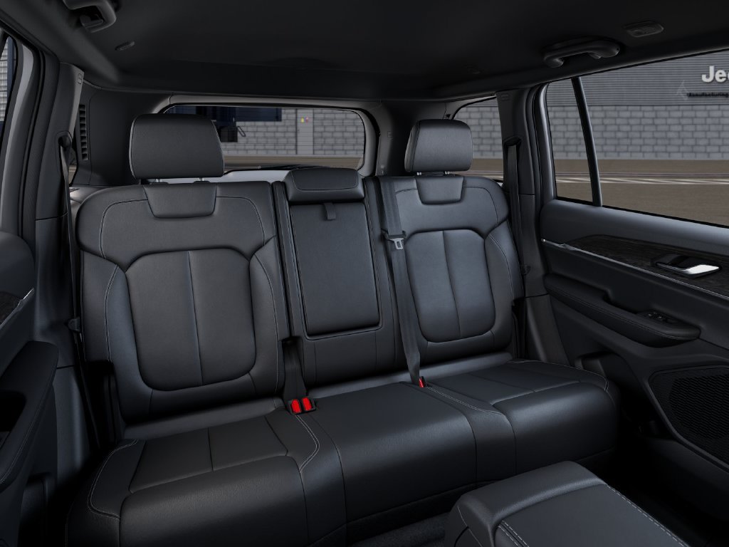 Used 2025 Jeep Grand Cherokee Limited w/ Black Appearance Package AWD/4WD image 16