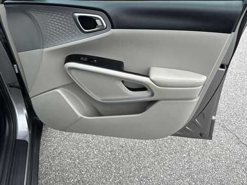 Used 2025 Kia Soul LX w/ LX Technology Package FWD image 14