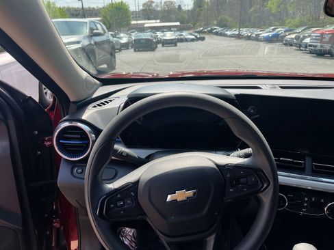 Used 2025 Chevrolet Trax LT FWD image 29