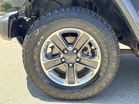 Used 2018 Jeep Wrangler Unlimited Sahara AWD/4WD image 9