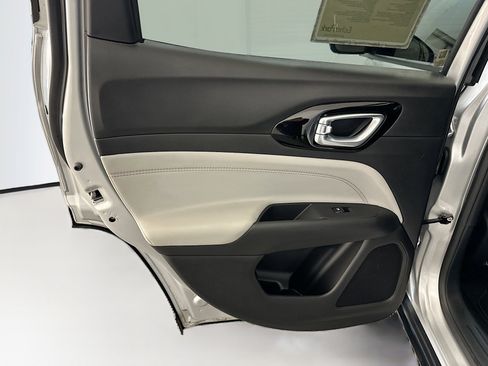 Used 2025 Jeep Compass Limited image 26