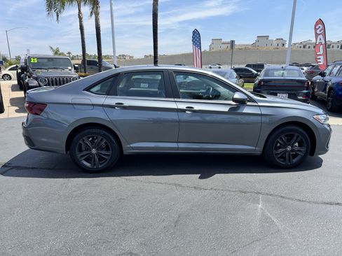 Certified 2023 Volkswagen Jetta SE w/ Panoramic Sunroof Package FWD image 11