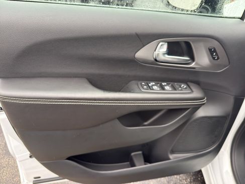 New 2026 Chrysler Pacifica Select FWD image 13