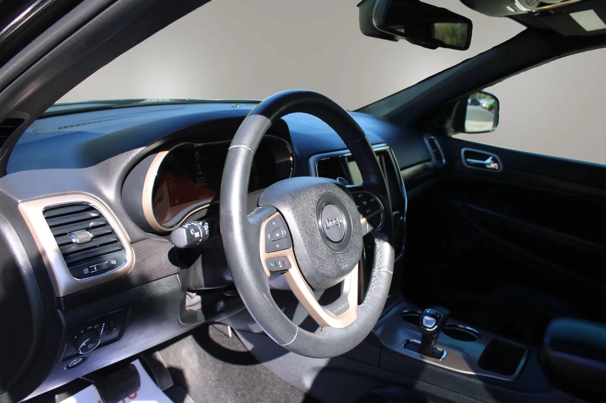 Used 2015 Jeep Grand Cherokee Laredo AWD/4WD image 14