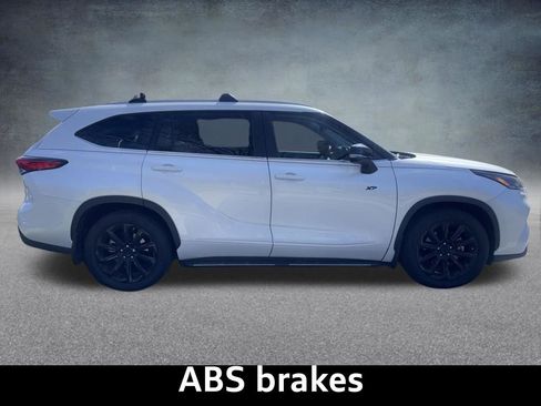 Used 2023 Toyota Highlander XLE image 9