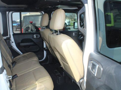 Used 2018 Jeep Wrangler Unlimited Sahara image 12