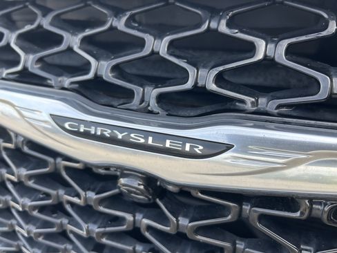 Used 2023 Chrysler Pacifica Touring-L FWD image 10