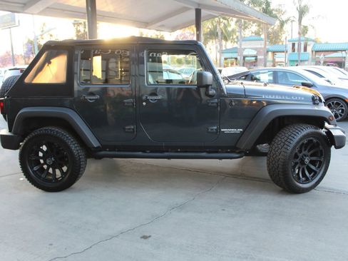 Used 2017 Jeep Wrangler Unlimited Rubicon w/ Connectivity Group AWD/4WD image 6