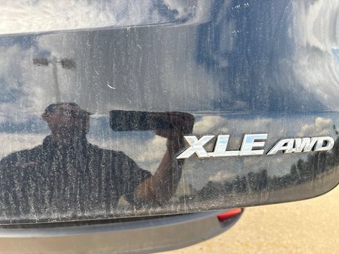 Used 2019 Toyota Highlander XLE AWD/4WD image 25
