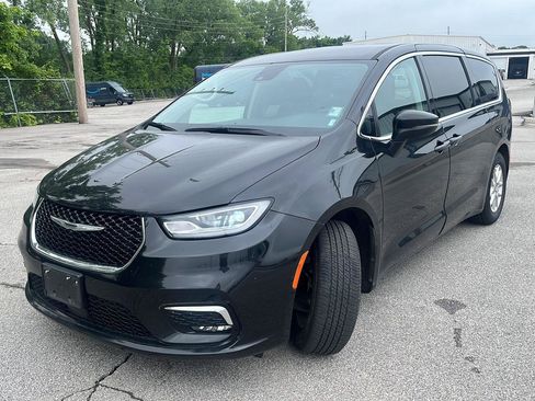 Used 2023 Chrysler Pacifica Touring-L FWD image 3