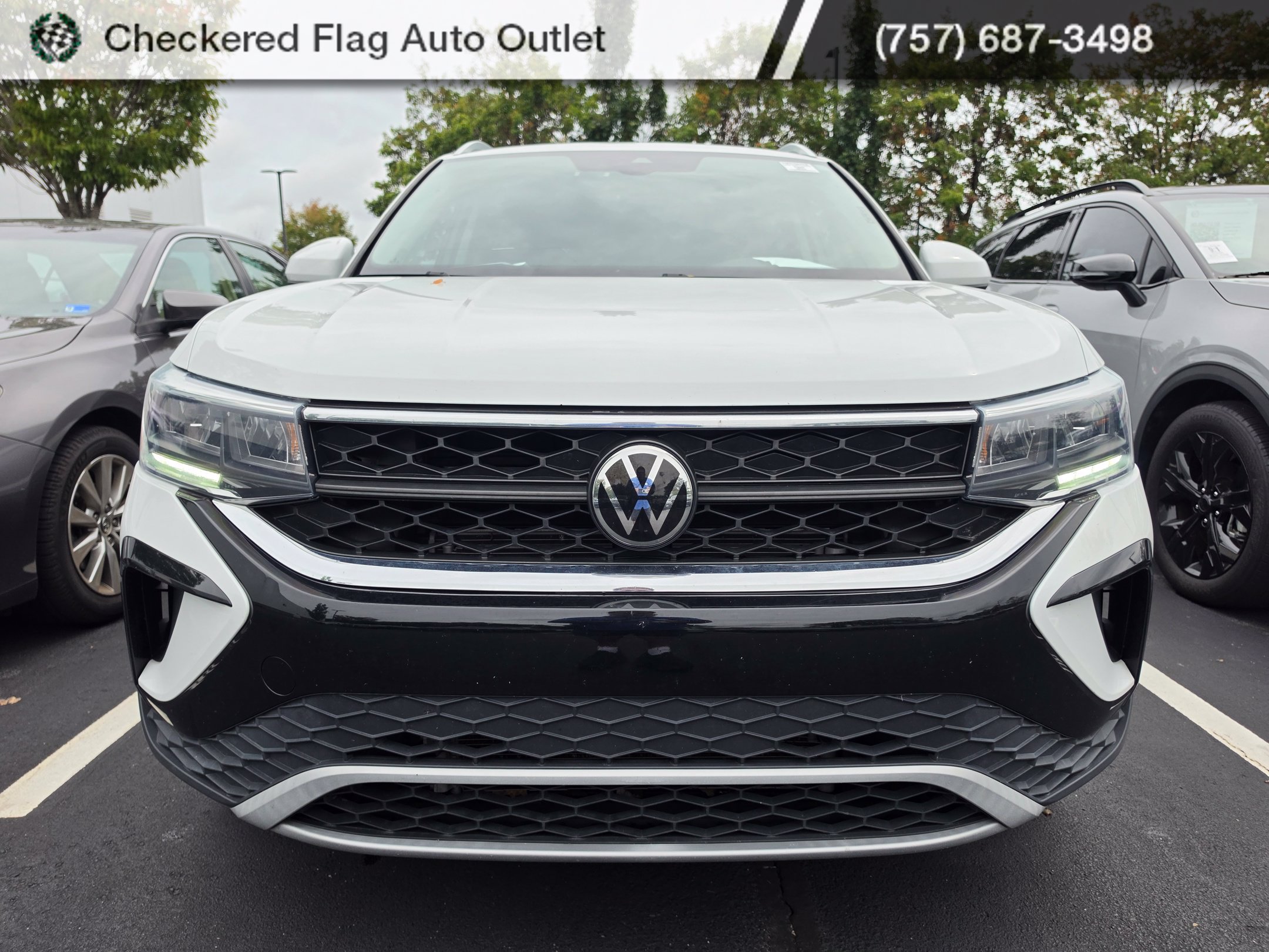 Used 2023 Volkswagen Taos SE w/ Panoramic Sunroof Package FWD image 2