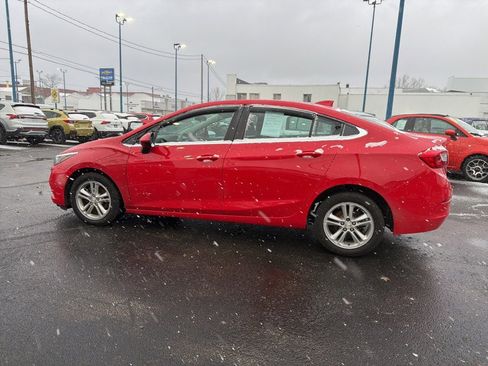 Used 2017 Chevrolet Cruze LT w/ Convenience Package image 4