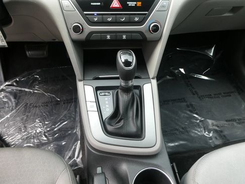 Used 2017 Hyundai Elantra SE FWD image 19