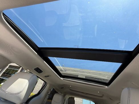 Used 2020 Chrysler Pacifica Limited w/ Advanced Safetytec Group FWD image 18