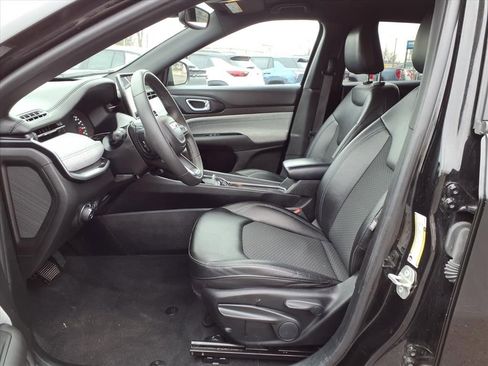 Used 2024 Jeep Compass Latitude image 11