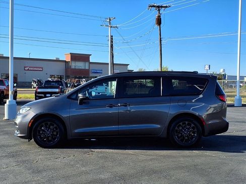 Used 2022 Chrysler Pacifica Touring w/ S Appearance Package image 2