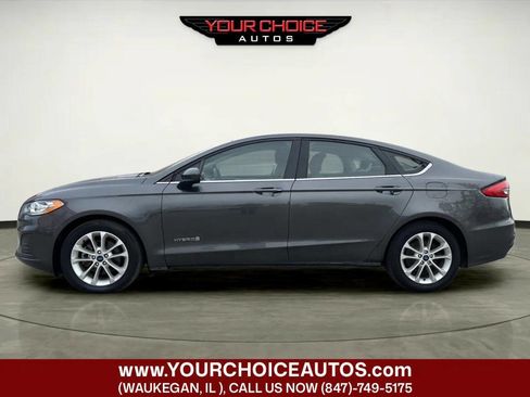 Used 2019 Ford Fusion SE FWD image 2
