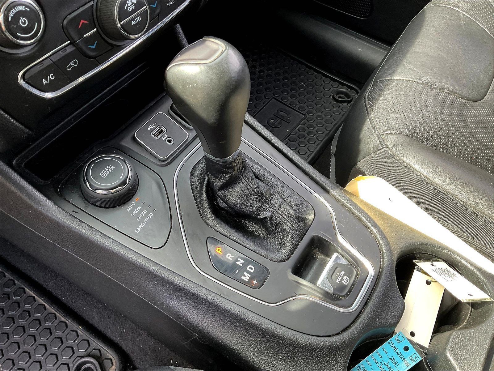 Used 2021 Jeep Cherokee Latitude Lux w/ Comfort/Convenience Group AWD/4WD image 19