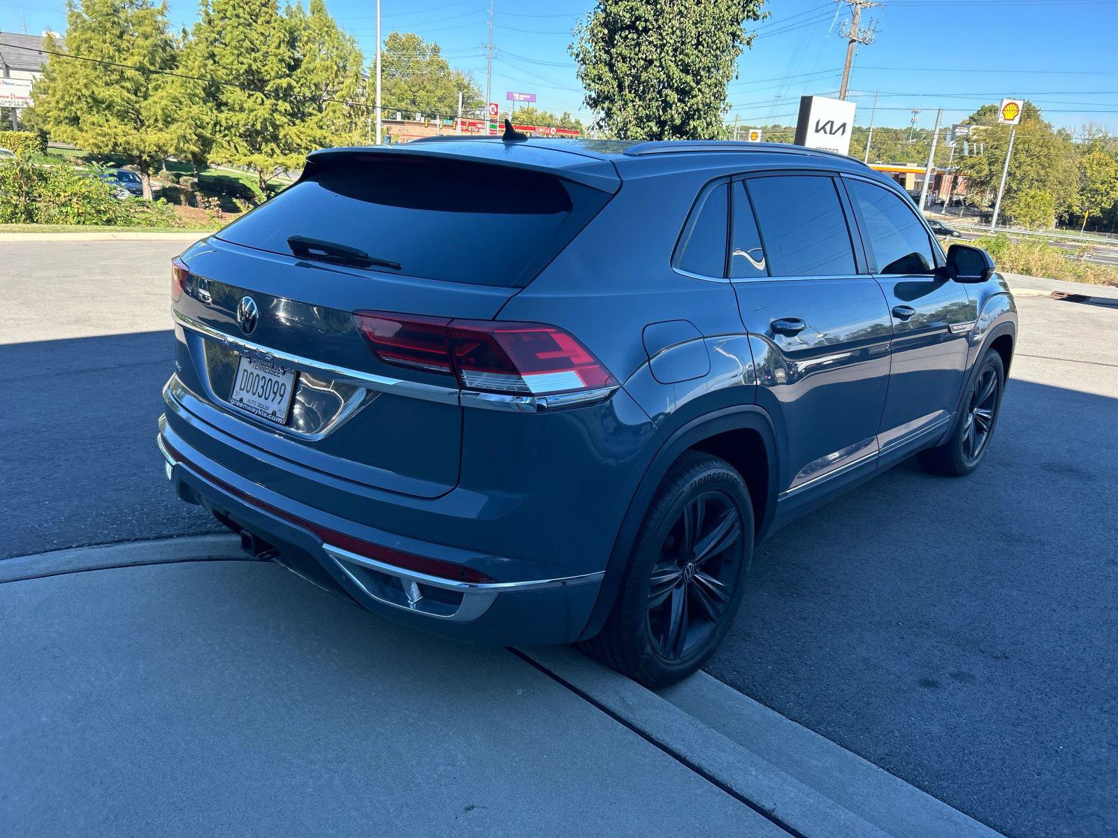 Used 2021 Volkswagen Atlas Cross Sport SE w/ Panoramic Sunroof Package FWD image 3