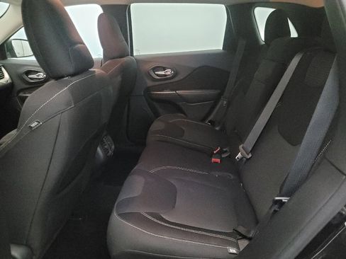 Used 2015 Jeep Cherokee Latitude w/ Cold Weather Group image 18