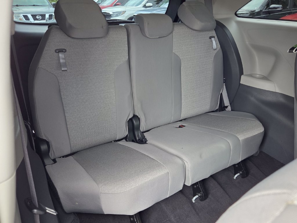 Used 2024 Toyota Sienna LE FWD image 16