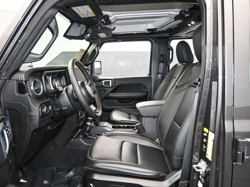 Used 2024 Jeep Gladiator Sport w/ Premium Package image 11