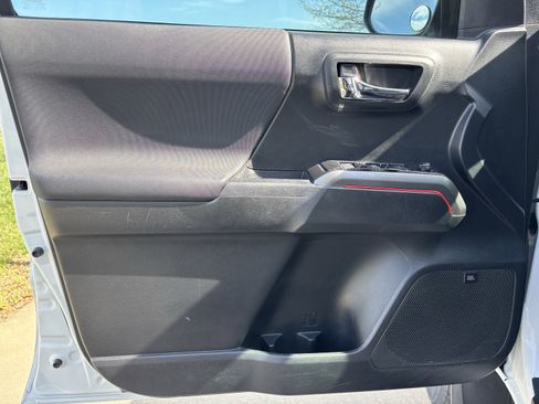 Used 2019 Toyota Tacoma TRD Sport image 14