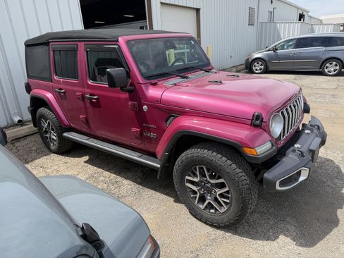 Used 2024 Jeep Wrangler Unlimited Sahara w/ Technology Group AWD/4WD image 2