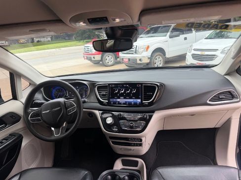 Used 2022 Chrysler Pacifica Touring-L FWD image 25