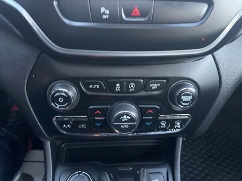 Used 2020 Jeep Cherokee Latitude Plus image 27