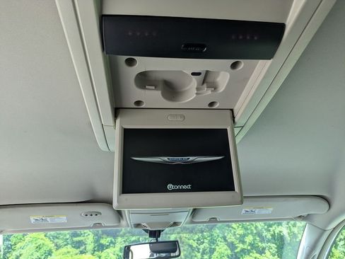 Used 2015 Chrysler Town & Country Touring-L w/ Mopar Premium Addition Group FWD image 17