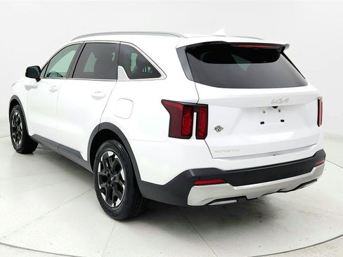 Used 2024 Kia Sorento S FWD image 3