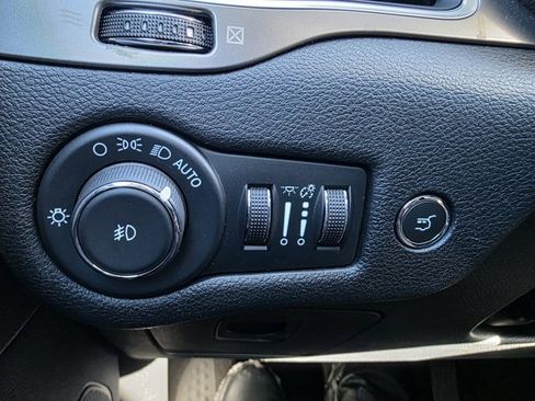 Certified 2022 Jeep Cherokee Latitude Lux w/ Sun & Sound Group image 9