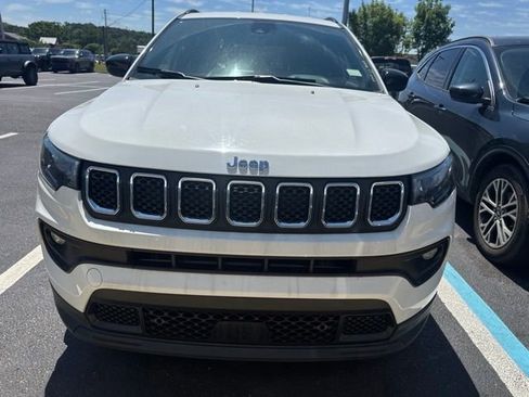 Used 2024 Jeep Compass Latitude AWD/4WD image 2