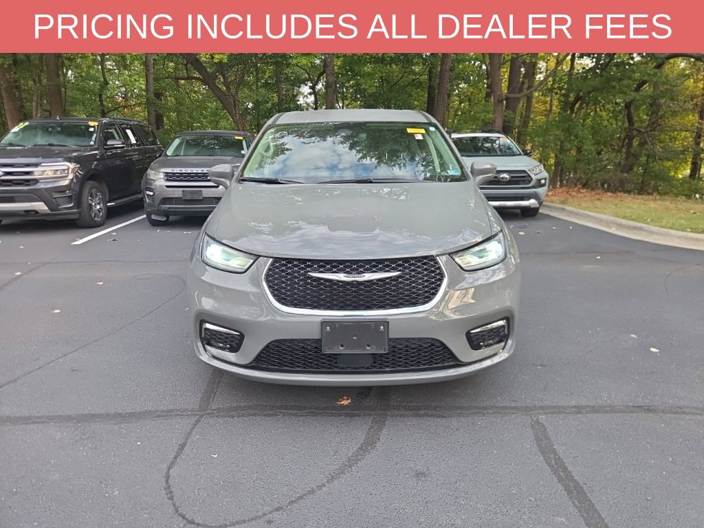 Used 2022 Chrysler Pacifica Touring-L FWD image 2