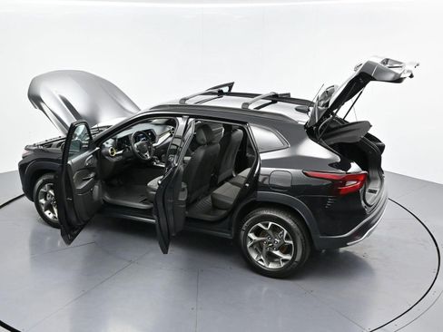 Used 2024 Chevrolet Trax LT w/ Sunroof Package FWD image 40