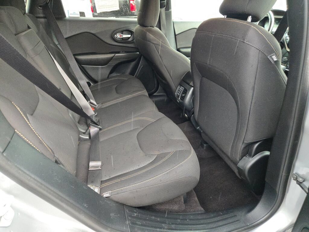 Used 2016 Jeep Cherokee Latitude w/ Cold Weather Group AWD/4WD image 11