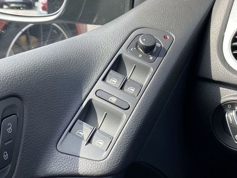 Used 2015 Volkswagen Tiguan S FWD image 9