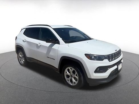 Used 2025 Jeep Compass Latitude image 2