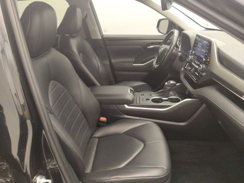 Used 2021 Toyota Highlander XLE FWD image 21