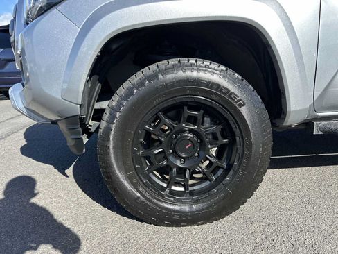 Used 2023 Toyota Tacoma TRD Sport w/ Technology Package RWD image 17
