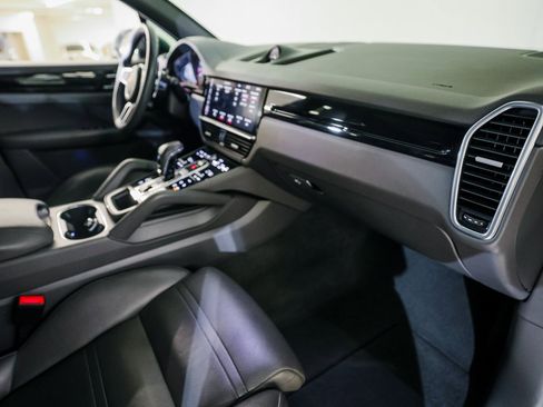 Used 2020 Porsche Cayenne S image 28
