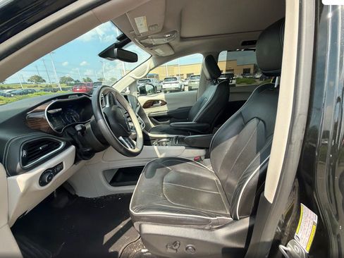 Used 2021 Chrysler Pacifica Limited AWD/4WD image 9
