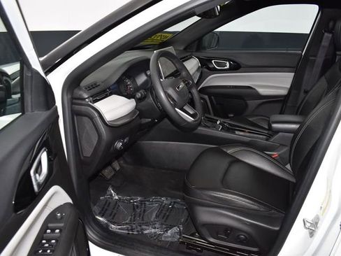 Used 2025 Jeep Compass Limited image 12