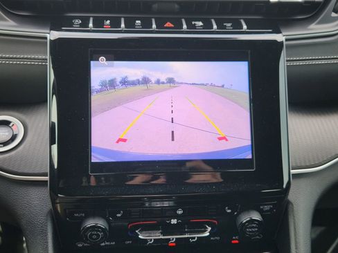 Used 2025 Jeep Grand Cherokee 4WD image 21